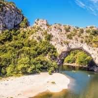 Gorges de l&rsquo;Ardèche : quand la nature sauvage rencontre le confort et le design