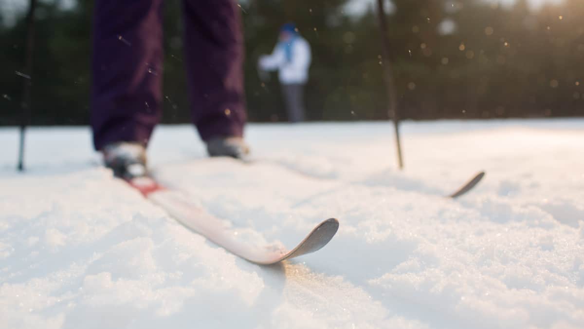 une paire de ski dans la neige