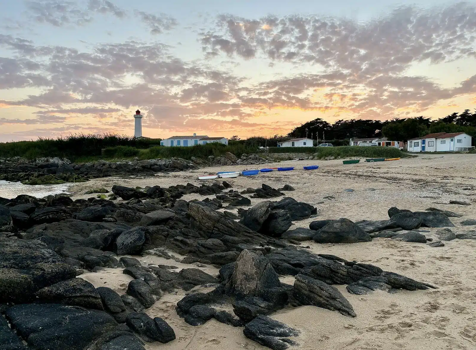 Côte rocheuse et port pittoresque de l'Île d'Yeu en automne